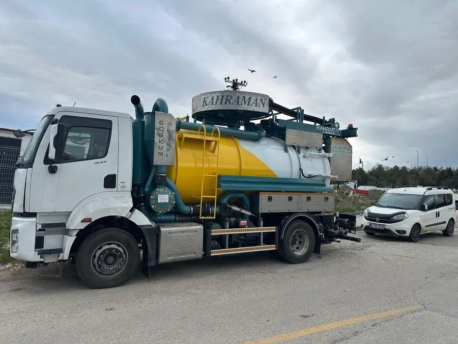 Vidanjör aracının tank üstü ayırıcı ünitesi ve merdiven düzeneği